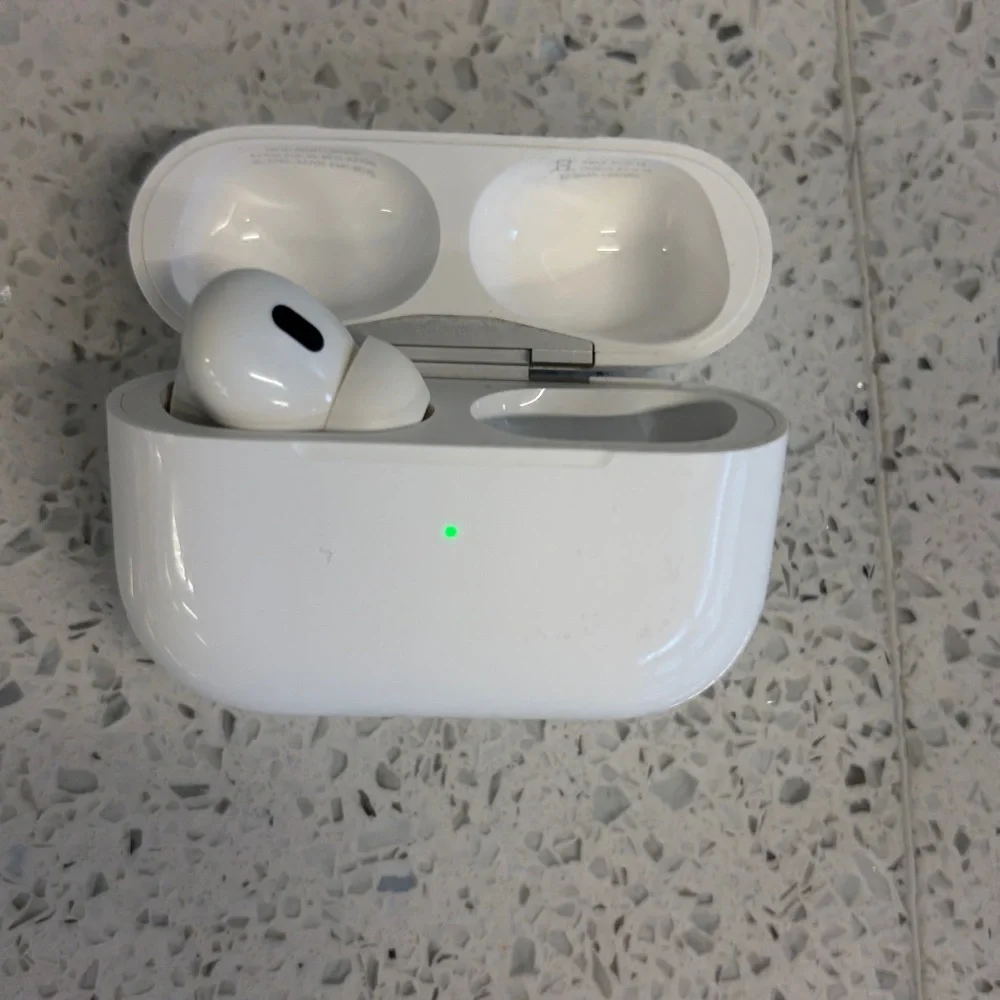 Apple AirPods Pro with White Charging Case. No scratches. Proctor case included